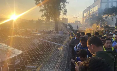 ¿Fue excesivo? Aficionados festejando tiraron reja afuera del Estadio Azteca