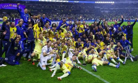 ¡Con caguama en mano! Jugadores de América salieron del Azteca festejando con cerveza