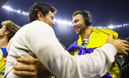 ¡No se pierde la premiación! Checo Pérez bajó a la cancha para celebrar el título con América