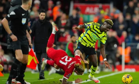 Bukayo Saka lesiona a Kostas Tsimikas y derriba a Jürgen Klopp en el Liverpool vs Arsenal