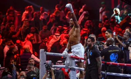 Anthony Joshua vence a Wallin por nocaut técnico en Arabia Saudita; Parker sorprende a Wilder