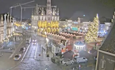 Tragedia en mercado navideño: mujer muere aplastada por árbol monumental en Bélgica