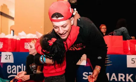 Patrick Mahomes y su esposa llevan 'alegría navideña' a niños necesitados en Kansas City