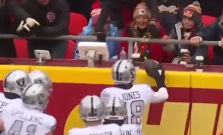 Esquinero de Raiders 'se burla' de pequeño aficionado de Chiefs tras hacer un pick six