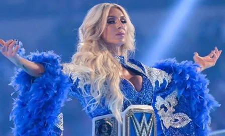 WWE: Charlote Flair da sus primeros pasos tras cirugía de ligamentos cruzados 