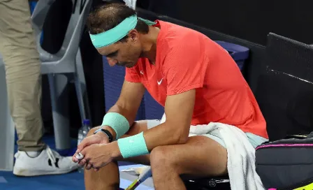 ¡Nueva lesión! Rafa Nadal sufre desgarro y se baja del Australian Open