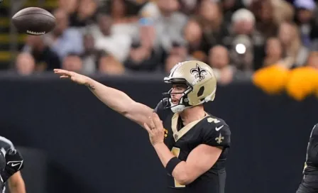 Carr dio cuatro pases de TD en victoria de Saints, que esperan resultados para clasificar a playoffs