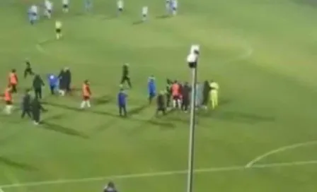 ¡Insólito! Padre golpea a portero rival tras dura entrada contra su hijo en la Serie C