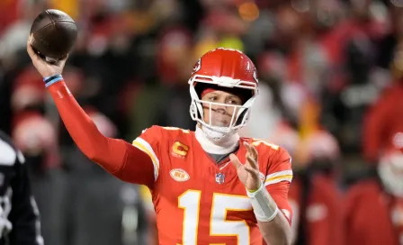 ¿Qué pasó? Mahomes rompe su casco tras duro choque frente a jugador de Dolphins 