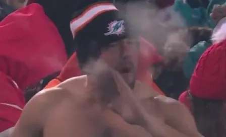 ¡El frío es mental! Fan de los Dolphins es tendencia por alentar a su equipo sin camisa 