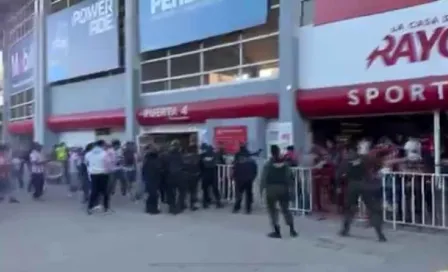 ¡Se armó la campal! Aficionados de Necaxa y Atlas terminaron en los golpes antes del inicio del partido