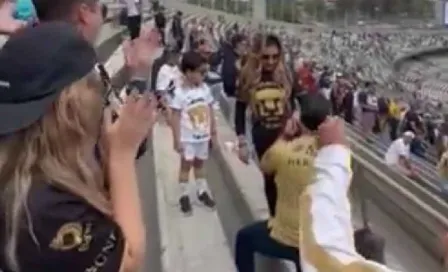 ¡Que viva el amor! Pareja se compromete en el partido de Pumas