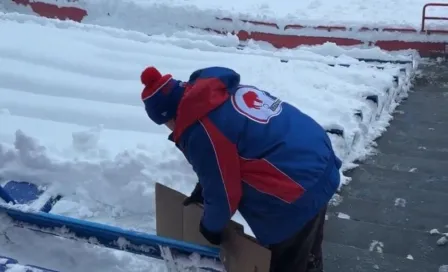 Aficionados de Bills y Steelers buscan su asiento en el estadio entre la nieve 