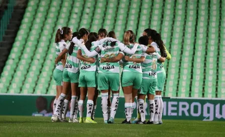 Santos Femenil guarda minuto de silencio por la aficionada que falleció 