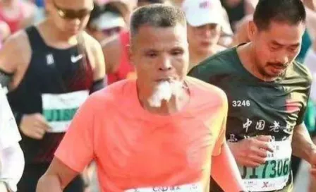 Maratón de Xiamen: Descalifican a competidor por fumar en plena competencia 