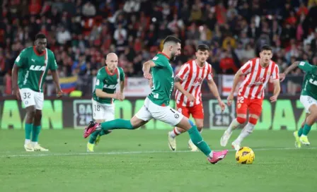 Alavés goleó 3-0 a Almería que sigue sin ganar en la temporada; César Montes fue titular