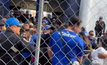 Violencia en el Estadio Ciudad de los Deportes: Policía golpea a aficionado de Cruz Azul