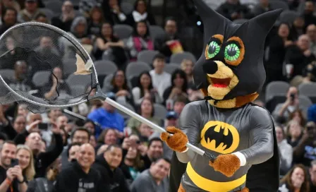 NBA: Mascota de los Spurs atrapa murciélago en medio del juego