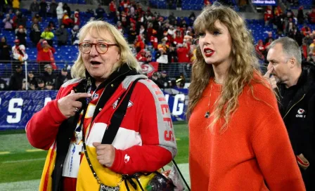 Donna Kelce y Taylor Swift se dieron cálido abrazo tras la victoria de los Chiefs ante Baltimore