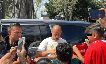 ‘Chicharito’ atiende a aficionados en la salida de Verde Valle