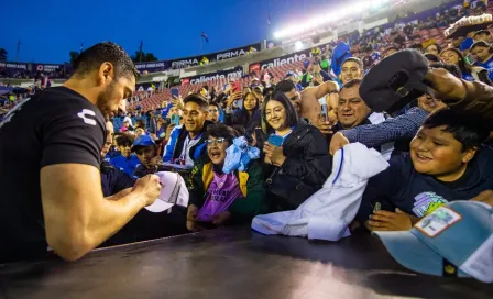 Aficionada de Cruz Azul rompe en llanto por el regreso de Corona al Estadio Ciudad de los Deportes