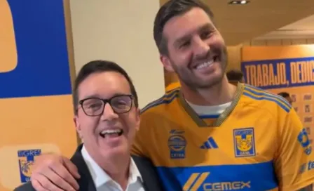 Gignac promete a Antonio Nelli su playera del gol 201 con Tigres