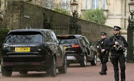 Príncipe Harry llega a Londres para reunirse con su padre, quien padece cáncer