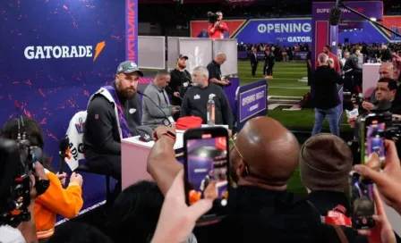 NFL: Travis Kelce recibió una playera firmada por Antoine Griezmann previo al Super Bowl 2024