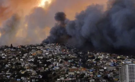 Bomberos logran apagar incendios en Valparaíso, en Chile