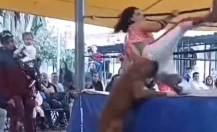 Perrito 'luchador' se vuelve viral tras dar mordidas a enmascarados al caer del ring