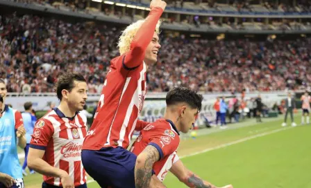 Cowell y ‘Pocho’ Guzmán festejan como ‘vaqueros’ el gol de la victoria ante Juárez