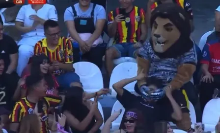 ¡Ah caray! Mascota de Leones Negros le baila 'sensualmente' a aficionado en las gradas 