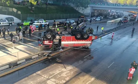 Vuelca camión de bomberos, y deja tres lesionados