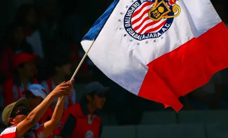 Barras de Chivas se niegan a ingresar ante negativa de colorido en la tribuna