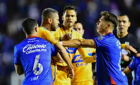 ¡Jugadores de Tigres se pelean entre ellos! Samir y Carioca forcejean en duelo vs Cruz Azul