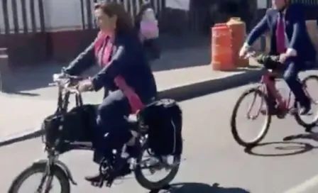 Xóchitl Gálvez llega al INE en bicicleta para registrar su candidatura a la Presidencia de México