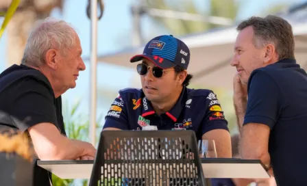 Helmut Marko pide a Checo Pérez "sacarse de la cabeza" a Max Verstappen