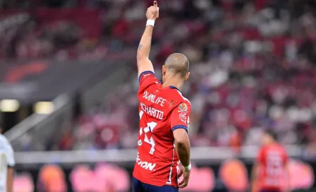 Chivas termina goleando a los Pumas en el debut del Chicharito en la Liga MX