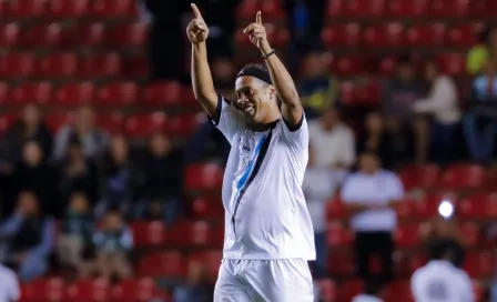 ¡No pierde la magia! Ronaldinho sorprende con espectacular golazo de chilena en Turquía