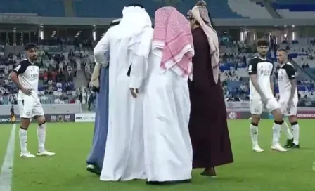 Presidente de Al-Wakrah, de Qatar Stars League, irrumpe en el campo para protestar