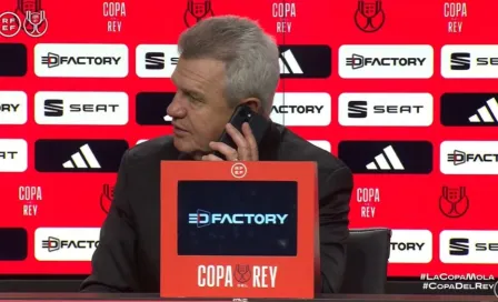 ¡Ring, Ring! Interrumpe Javier Aguirre su conferencia para tomar una llamada: "¡Patxi, ahora voy!"