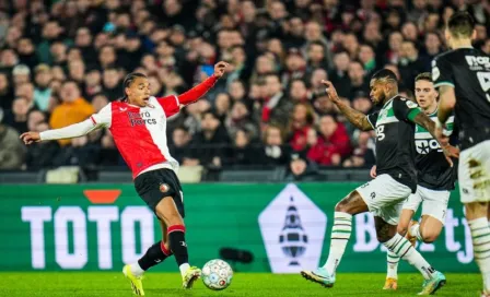 Sin Santiago Giménez, Feyenoord remontó ante Groningen y se metió a la Final de Copa