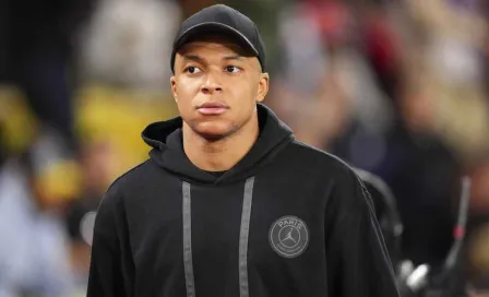 ¿Listo para irse? Mbappé salió de cambio y acabó viendo el partido desde la grada