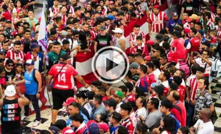 ¡Capital rojiblanca! Afición de Chivas se dio cita en el AICM previo al juego ante Cruz Azul