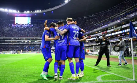 ¡Fiesta Celeste! Cruz Azul goleó a Chivas en el regreso de Chicharito al Estadio Azteca