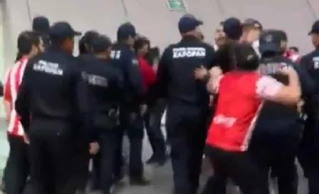 ¡Enloqueció! Pseudoaficionado de Chivas agredió a policía tras la derrota ante América