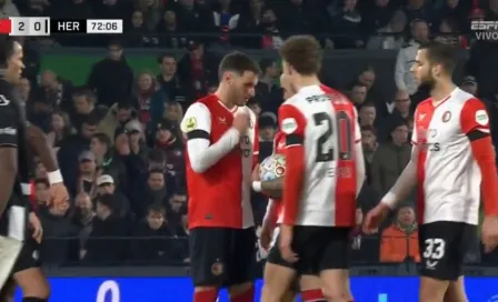 ¡'Piedra, papel o tijera'! Jugadores del Feyenoord deciden al cobrador del tiro libre con juego de azar