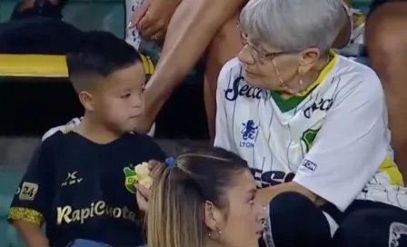 Abuelita y su nieto se hacen virales tras tierno video en el estadio del Defensa y Justicia