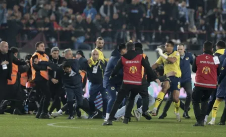 Aficionados del Trabzonspor turco fueron detenidos por agredir a jugadores del Fenerbahce