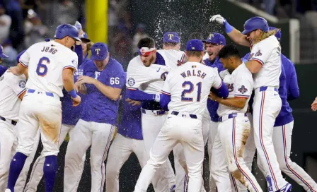 ¡Los campeones debutan con victoria! Rangers vencieron en extra innings a los Cubs